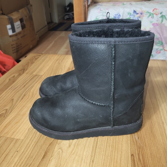 UGG CLASSIC WEATHER SHORT BLACK WATERPROOF GIRLS SIZE 1 BOOTS - Picture 2 of 7